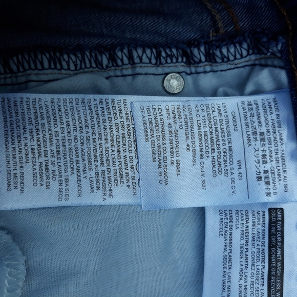 Levi's Capris. A75 - Picture 3 of 3